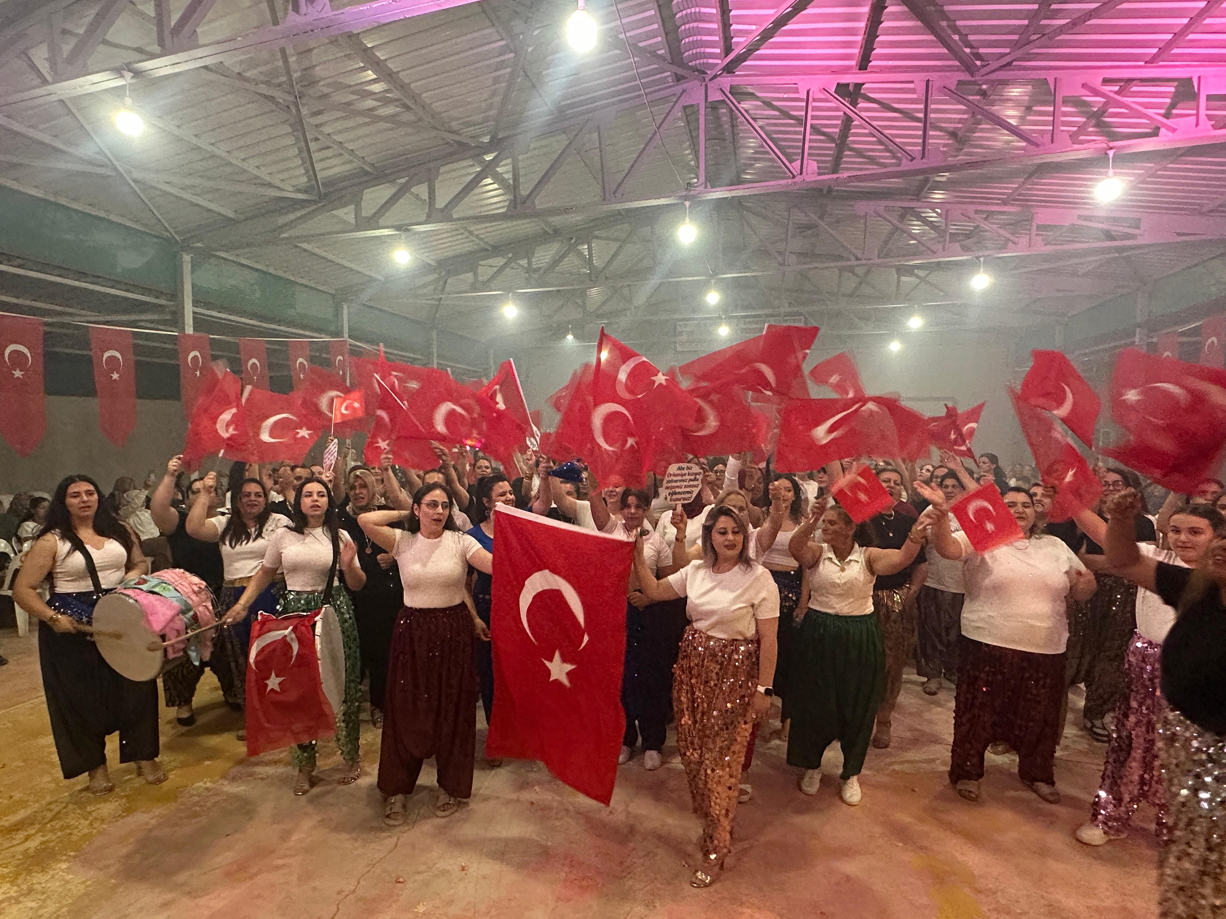 Edirne merkeze bağlı Orhaniye köyünde kadınlar, yaz mevsiminin gelişini sıra dışı ve renkli bir etkinlikle kutladı. 